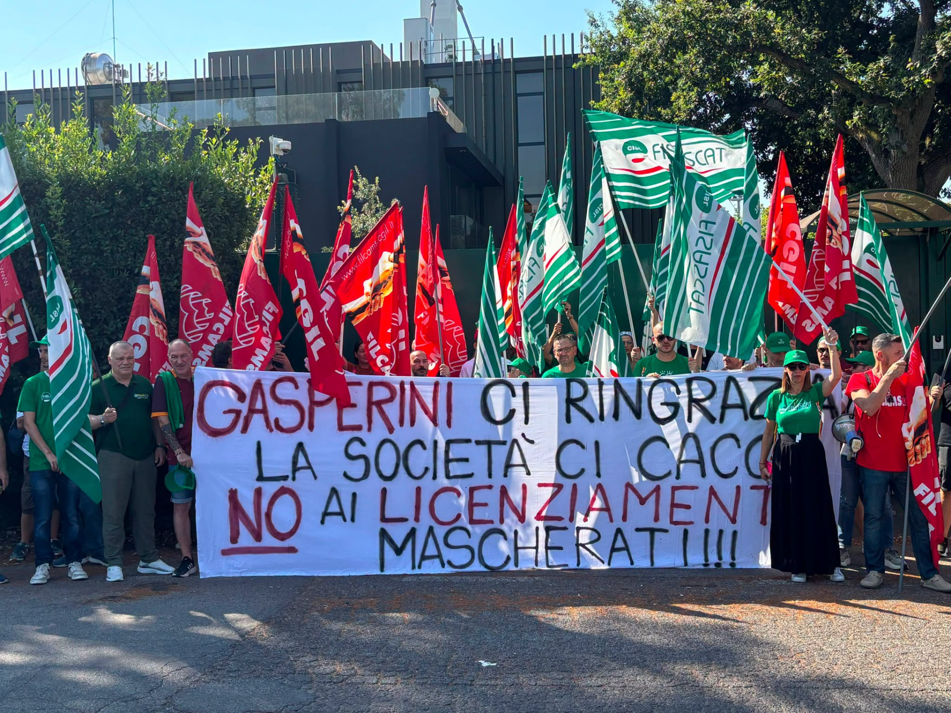 Presidio dei lavoratori davanti alla sede dell'A.S. Roma